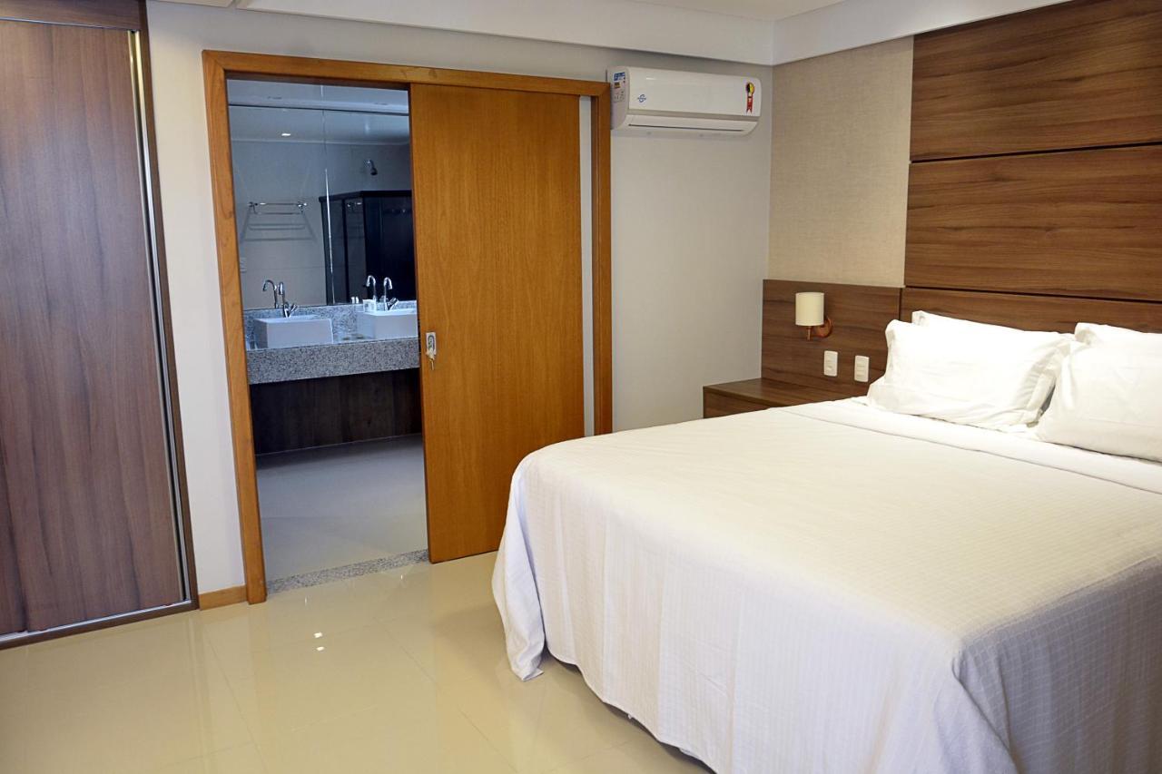 Suíte com Cama King-size e Banheira de Hidromassagem
